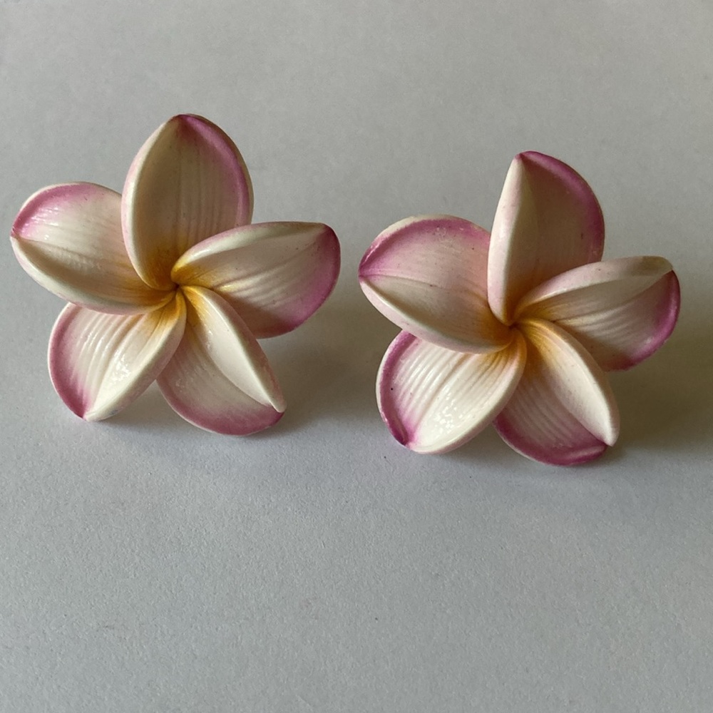 Hawaiian Hibiscus Flower pierced earrings; 1.25” diameter, base metal posts;EUC